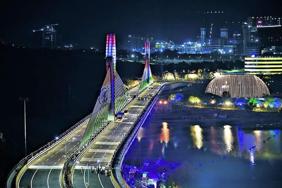 SwatiLakra_IPS's tweet photo. #DurgamCheruvuBridge now open to the public....
Feast to the eyes...
#Hyderabad 
#DurgamCheruvu https://t.co/MwaqM1MWIu