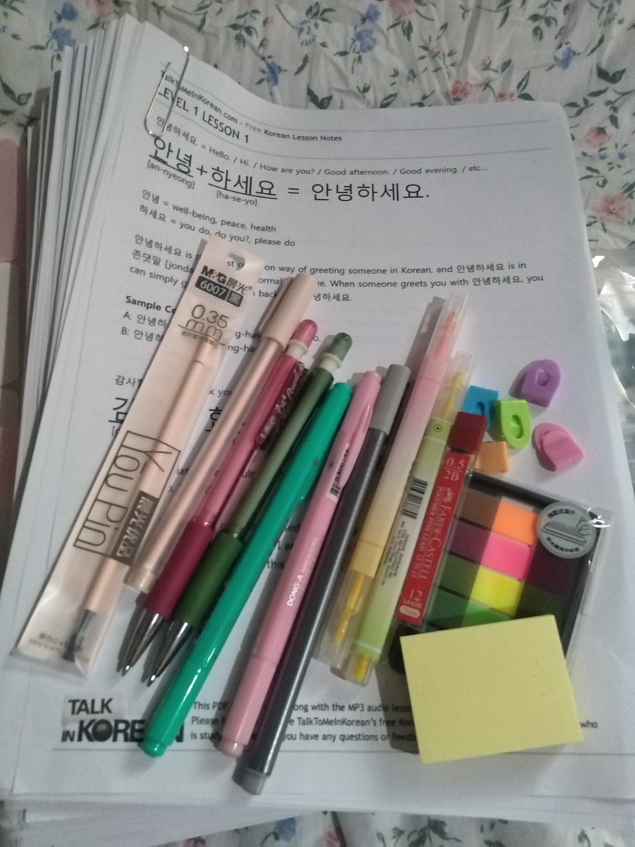 GIVEAWAY TIME!I'll be giving away some of the resources I used to learn Korean for the past few months + some stationery stuff :)-Just like and RT, no need to follow-Ends on Sept 30, 11pm- only, I will shoulder shippingGood luck, and hope you'll enjoy studying! :)