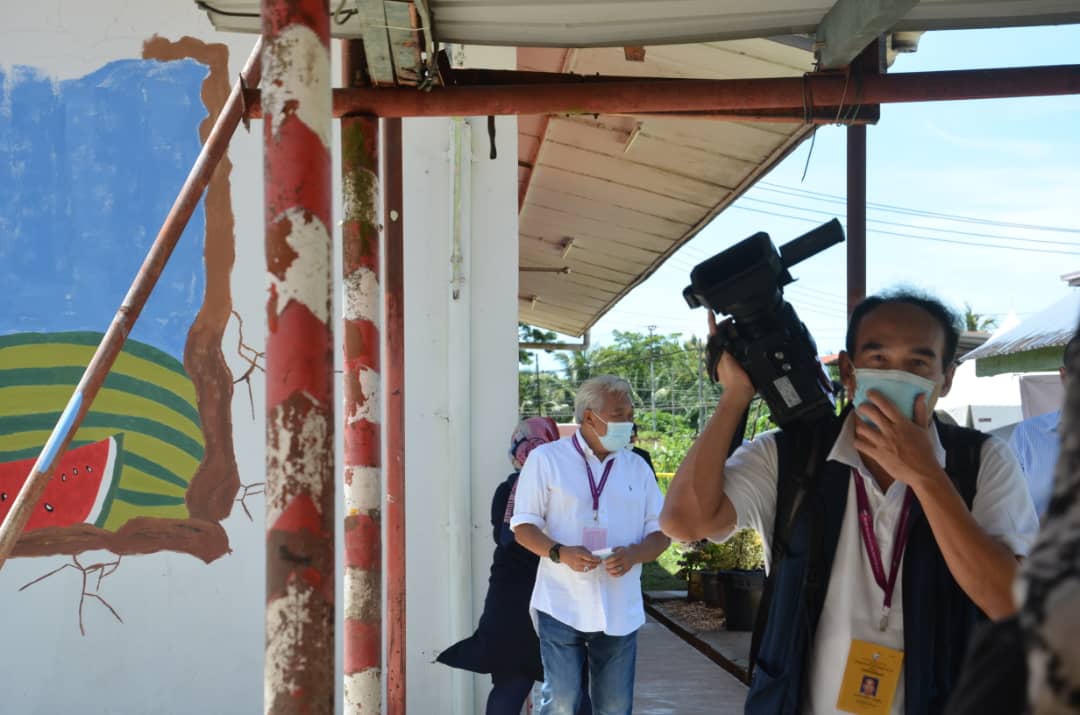 Pengerusi BN dan UMNO Sabah, Datuk Seri Bung Moktar Radin selesai mengundi di SMK Bukit Garam,Kinabatangan sekitar 11.30 pagi tadi. @501Awani #SabahMemilih #HapusCOVID19