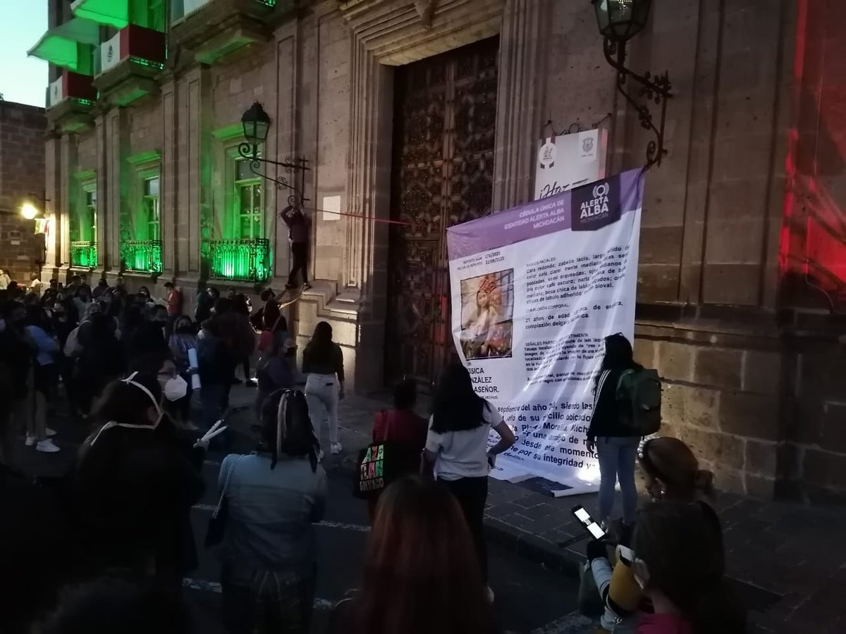MediaNewsMich's tweet photo. #Morelia En las inmediaciones de Palacio de Gobierno, familiares y amigos de Jessica González Villaseñor, así como grupos feministas, realizaron un homenaje luctuoso. 

Fotos: Oscar Mendoza https://t.co/SMTxWoTFKj