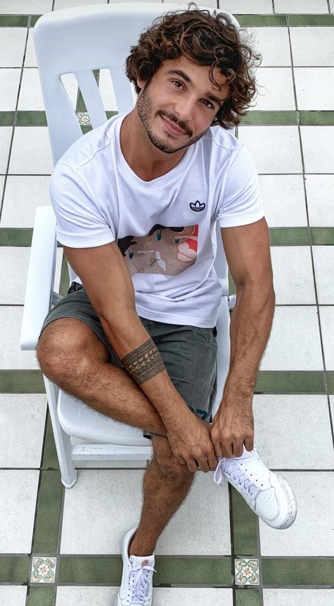 StayingFoxy's tweet image. Gets a quick pic of his husband.