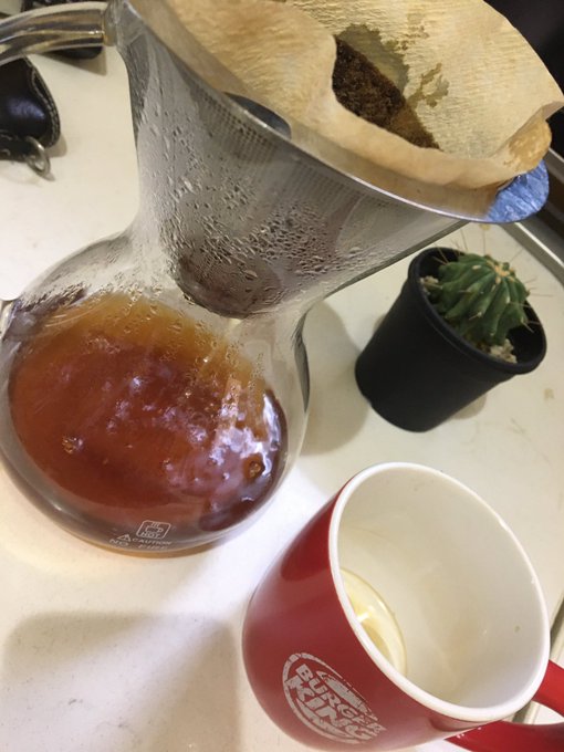 朝飯しっかり食べてコーヒー煎れてしてると「丁寧な生活ッ!ゴキゲンな朝食ッ!!!」といちいち刃牙が脳内で叫んでくる 