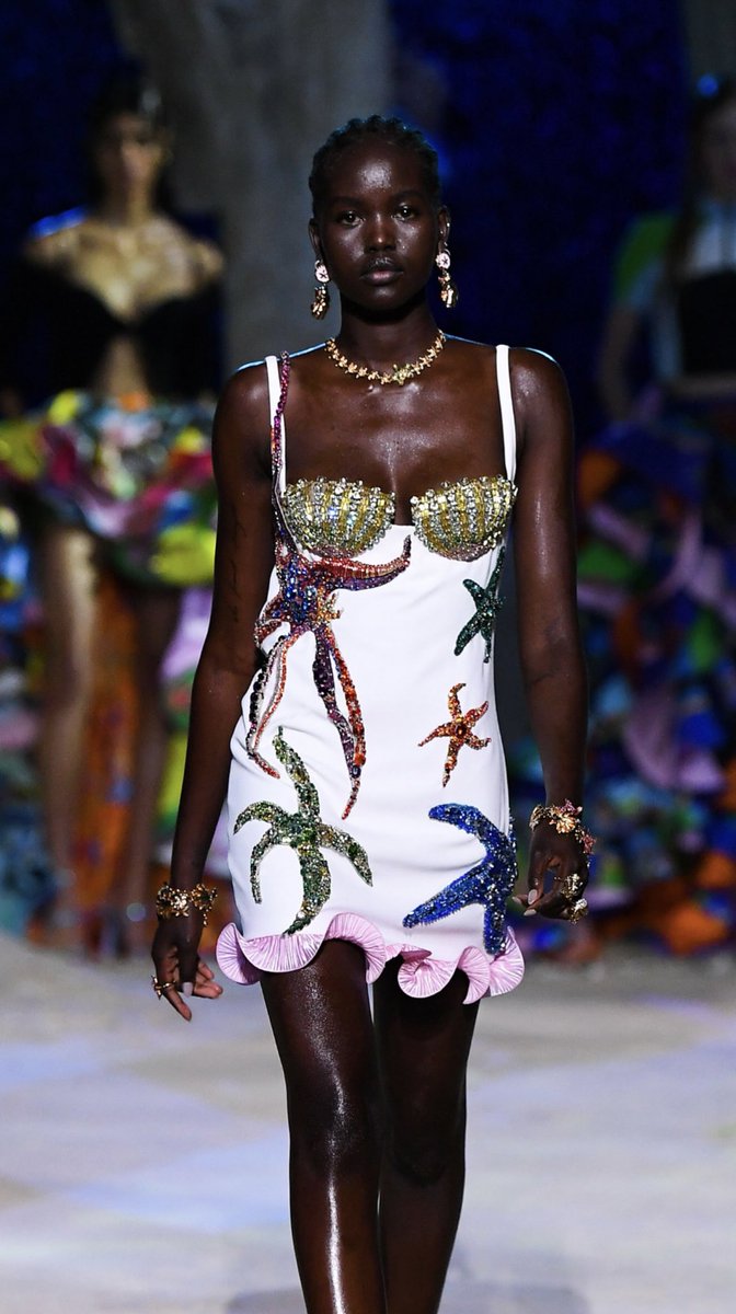 SoyGerardCortez's tweet photo. ¿Por qué no estoy en una playa del caribe bailando tambores con un mojito en la mano vistiendo Versace Spring 2021? 😫 https://t.co/r4ulakA5hb