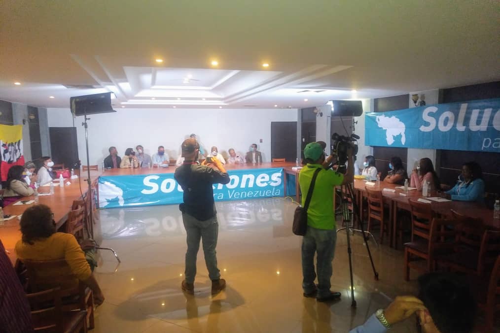 HenryAlvarezVzl's tweet photo. Presentación de los candidatos a diputados del estado #Miranda para éste #6D. 
Declaraciones de Henry Álvarez, candidato por el circuito 4 de Miranda (Plaza, Zamora, Caucagüita, La Dolorita,  Mariche.)

@SPVSoluciones
@spv_miranda
#EstoTieneSolucion
#solucionesenalianzaconvzla https://t.co/6WGqpkL3f6