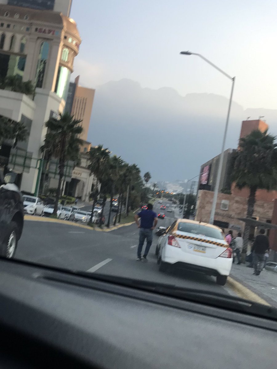 CarinaMty's tweet photo. Siempre a esta hora hay taxis obstruyendo paso en Av. Maria Izquierdo y Lázaro Cárdenas en San Pedro, tienen permiso de hacer su “base” en este lugar? @Cicmty con quien se puede reportar? https://t.co/Kc8oTwZ2Yz