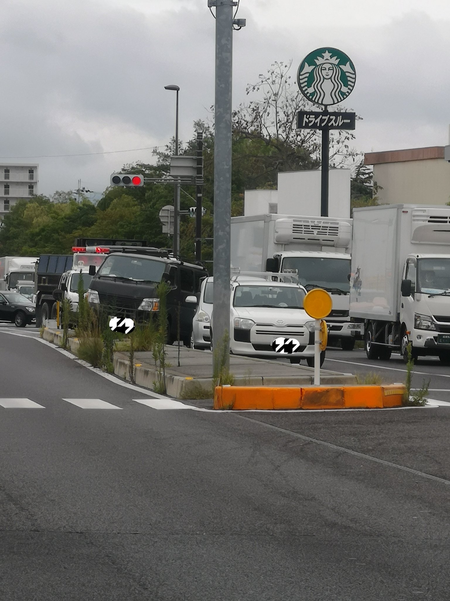 ナマズ 真八重流 滋賀県草津市の国道1号線 事故で野洲方面行き渋滞中 国道沿いのスターバックス前 写真からはわからないですが 縁石にのりあげてる車の後ろにも一台ボンネットがボロボロの車があります T Co Jjhd9lpzhp Twitter