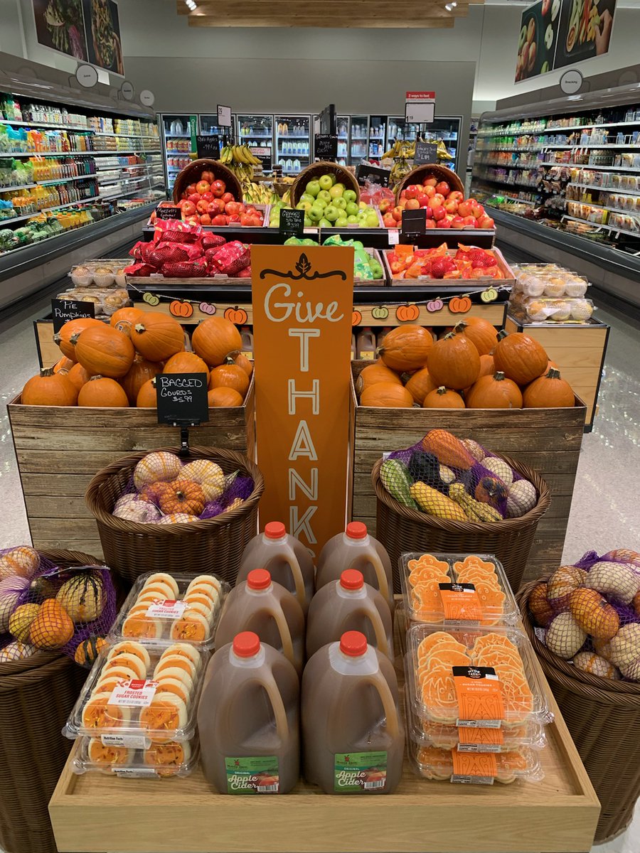 When you tell your VM to make Fruit look beautiful and ready for Fall, you get this beauty! @scottfoxfbd <a href="/DeyhleAlli/">Alli Deyhle</a> <a href="/sarah_hunsucker/">Sarah Hunsucker</a>