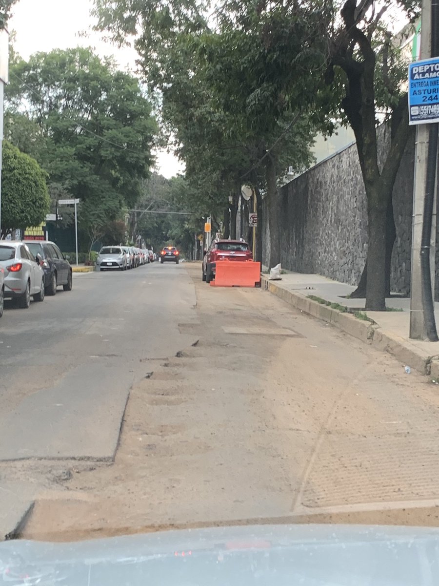 gridet's tweet image. ⁦@BJAlcaldia⁩ ⁦⁦@SOBSECDMX⁩ así sigue Mayorazgo de la Higuera desde abril, aproveche. Q aún no hay escuelas para arreglar la calle