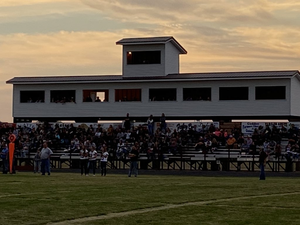 RyanDeal_605's tweet photo. Platte’s press box is the Taj Mahal of small school press boxes. #sdpreps https://t.co/564euvFSsu