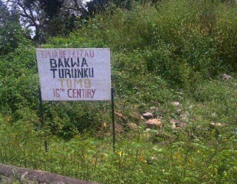 Tomb of Bakwa Turunku, Queen Amina's Father in  #Turunku, Igabi Local Government of Kaduna State. Not far from Zakzak, where Bakwa, Amina’s father and from whom she learnt the art of warfare is believed to have buried his sword.  @Pastoralist1