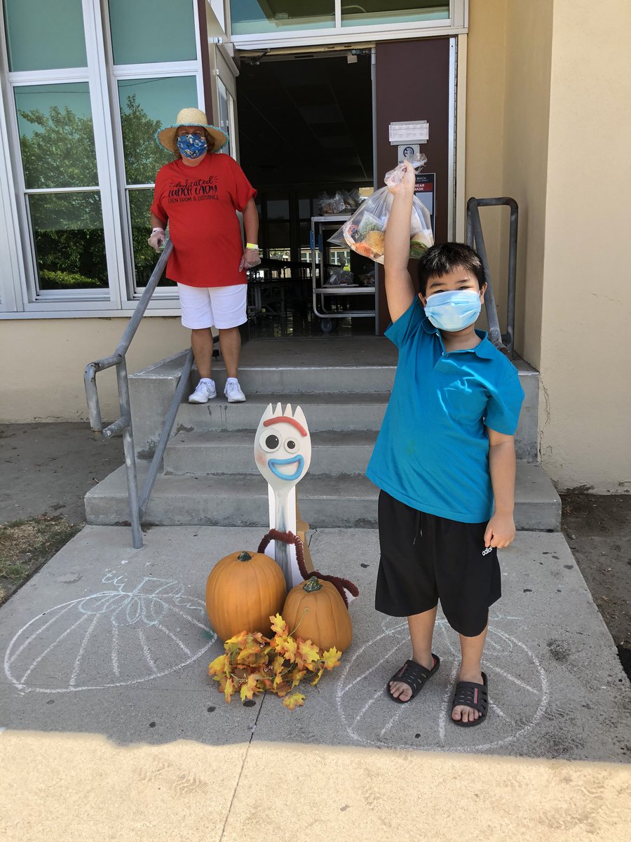 HelenMakridis's tweet photo. Free Prize Friday! Doing all we can to promote our free lunch program.  #proudtobelbusd https://t.co/O2sODbllOC