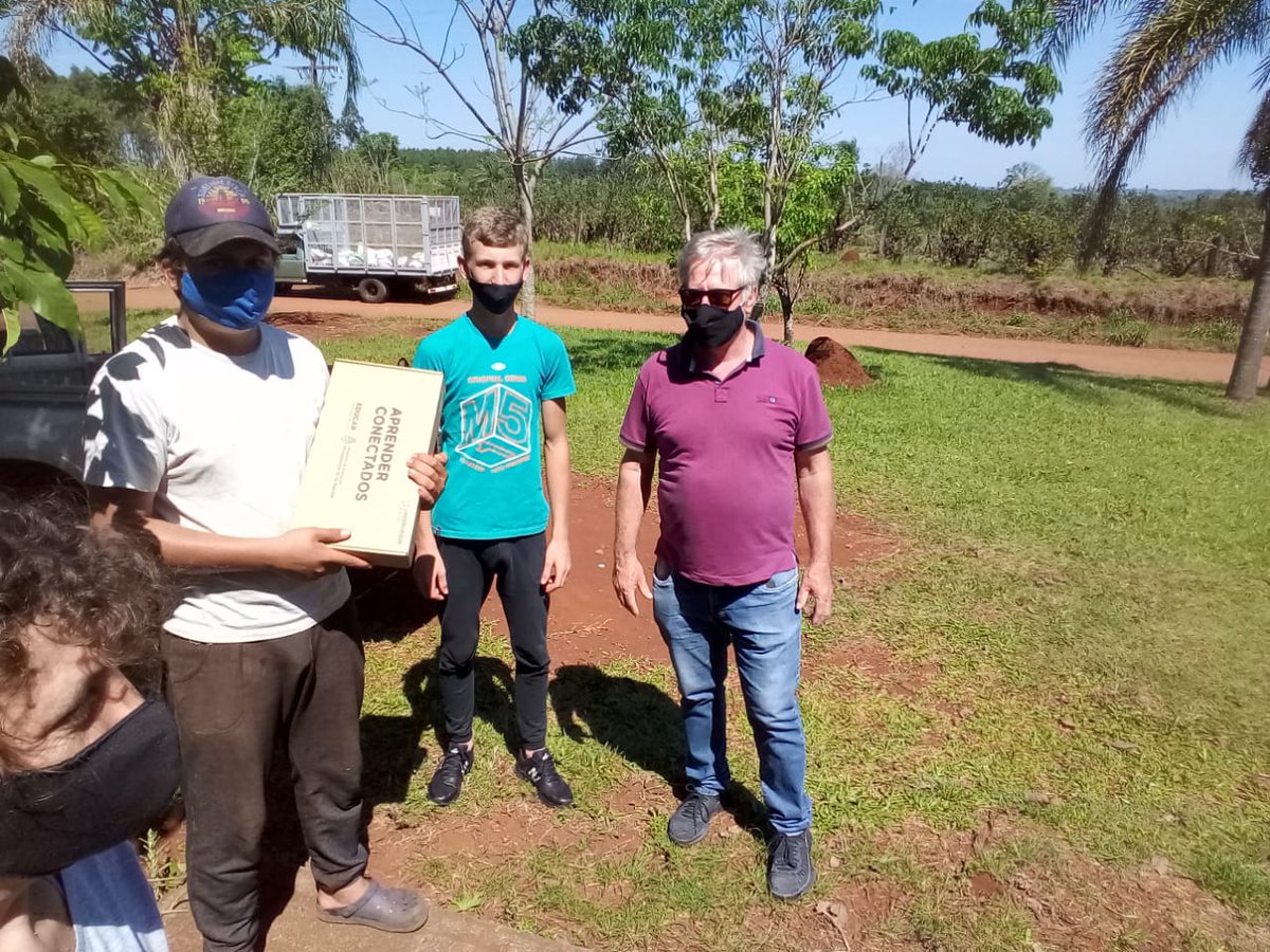 Laura_Noremberg's tweet photo. Secundario Rural Pluriaño 3107 de #CampoGrande 😊
Entrega de Netbook a Alumnos de las #Ext209 #Ext329 #Ext213 💻
#EducRural 💪 Compromiso Constante 👏👏  
#AulasAbiertas #SeguimosAprendiendo
@misioneseduca  @CGEMisiones @direcciondeTIC 
@Estelatavares14 https://t.co/RSZwgGqN7b