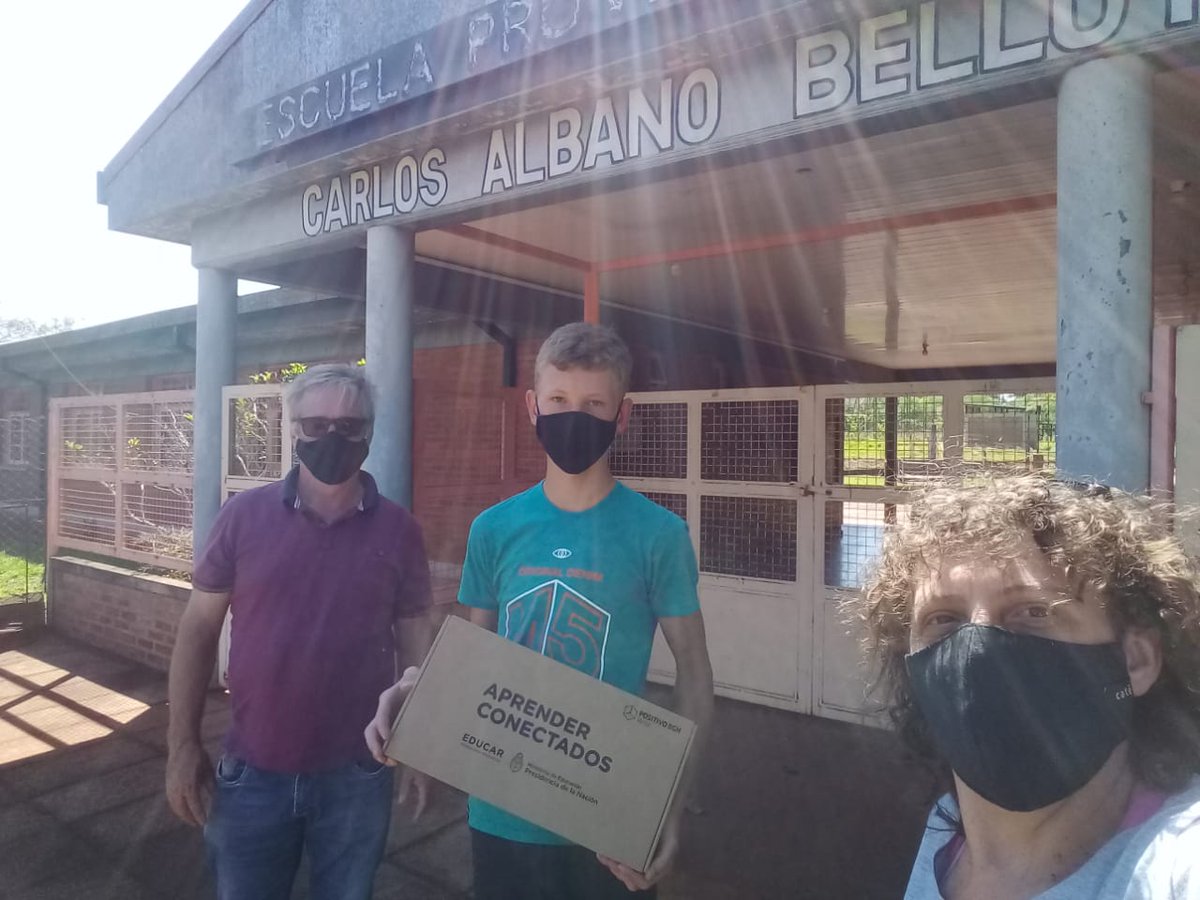 Laura_Noremberg's tweet photo. Secundario Rural Pluriaño 3107 de #CampoGrande 😊
Entrega de Netbook a Alumnos de las #Ext209 #Ext329 #Ext213 💻
#EducRural 💪 Compromiso Constante 👏👏  
#AulasAbiertas #SeguimosAprendiendo
@misioneseduca  @CGEMisiones @direcciondeTIC 
@Estelatavares14 https://t.co/RSZwgGqN7b