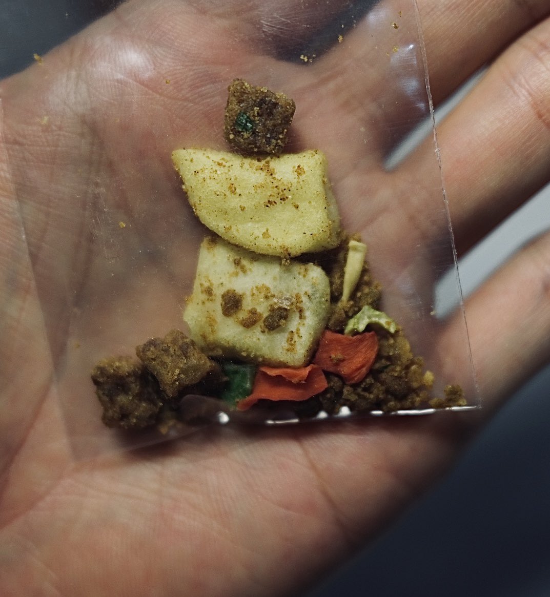 模型が趣味という少年が カップヌードルの模型をカレーヌードルに改造しているがうまくいかない というので緊急造形講座を開催した Togetter