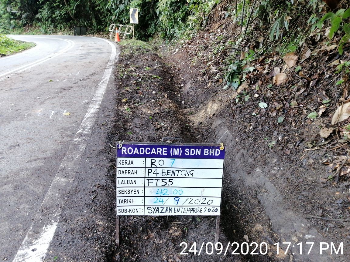 RcBentong's tweet photo. #teamroadcare #RO7  #cucilongkang di #ft55 sec42 #bukitfraser @PetraJayaMP  @ZTTCSFJ @MOWorks @JKRMalaysia @CSFJ_JKR @JKRPAHANG @JKR_Raub @Roadcare_Msia @Roadcare_Phg https://t.co/GLUaCJUzq0