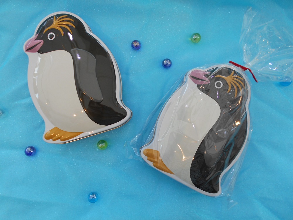 お子様から大人気のペンギン缶クッキー！（￥668） 可愛いのは缶だけ