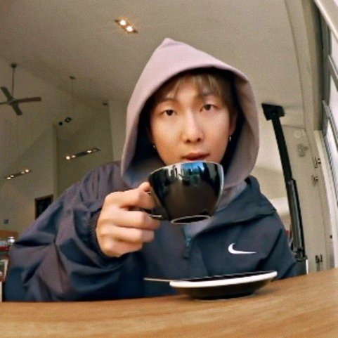 O cara chega em mim e fala do nada: 

Xxx: "Gata,você não é BTS mais quando eu te V quis você perto JIMIN"

Eu: