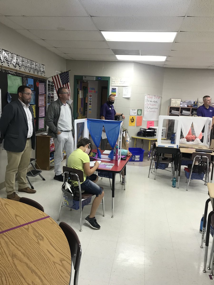 School is going strong ⁦at Nike Elementary <a href="/NikePrincipal/">Nike Principal</a> in Meramec Valley where teachers and administrators in the district are keeping the main thing the main thing... teaching and learning!!!⁦<a href="/RLGMike/">Mike Rutherford</a>⁩