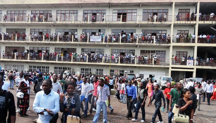 #RDC Unilu: les étudiants mécontents brûlent la librairie du campus. Drôles de marioles! Même en rêve, penser qu'un étudiant brûle un livre est une insanité. 🤔..mais à bien y reflichir, l'un des deux n' est pas du tout à sa place (étudiant ou librairie)...j'hésite, lequel?🤷‍♂️