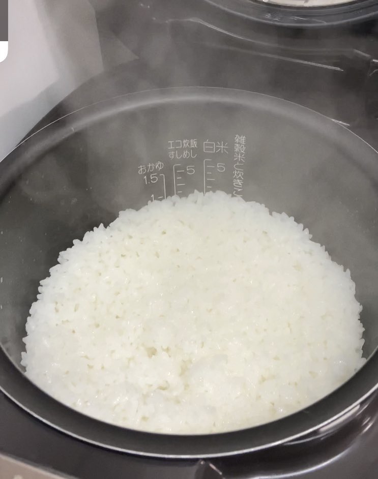 誰でも安定してふっくら美味いご飯を炊く方法 ①洗う前にお米のグラムを計り、ザルを使ってよく洗ったら...