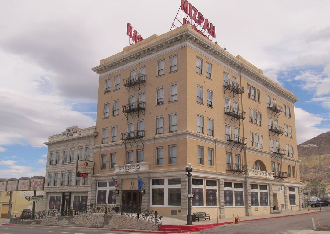 The  #Mizpah Hotel in  #Tonopah according to legend was where  Wyatt Earp kept the saloon, Jack Dempsey was a bouncer, and  #HowardHughes married Jean Peters at the Mizpah.. https://web.archive.org/web/20120319204919/http://nsla.nevadaculture.org/index.php?option=com_content&task=view&id=706&Itemid=418