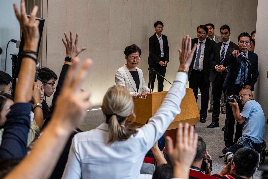 7. On September 4, 2019,the chief executive of HK announced that the extradition bill was cancelled indefinitely. But the violent protests didn't stop.At the instigation of foreign forces and media, the protestors demanded that HK should become an independent or UK colony again.
