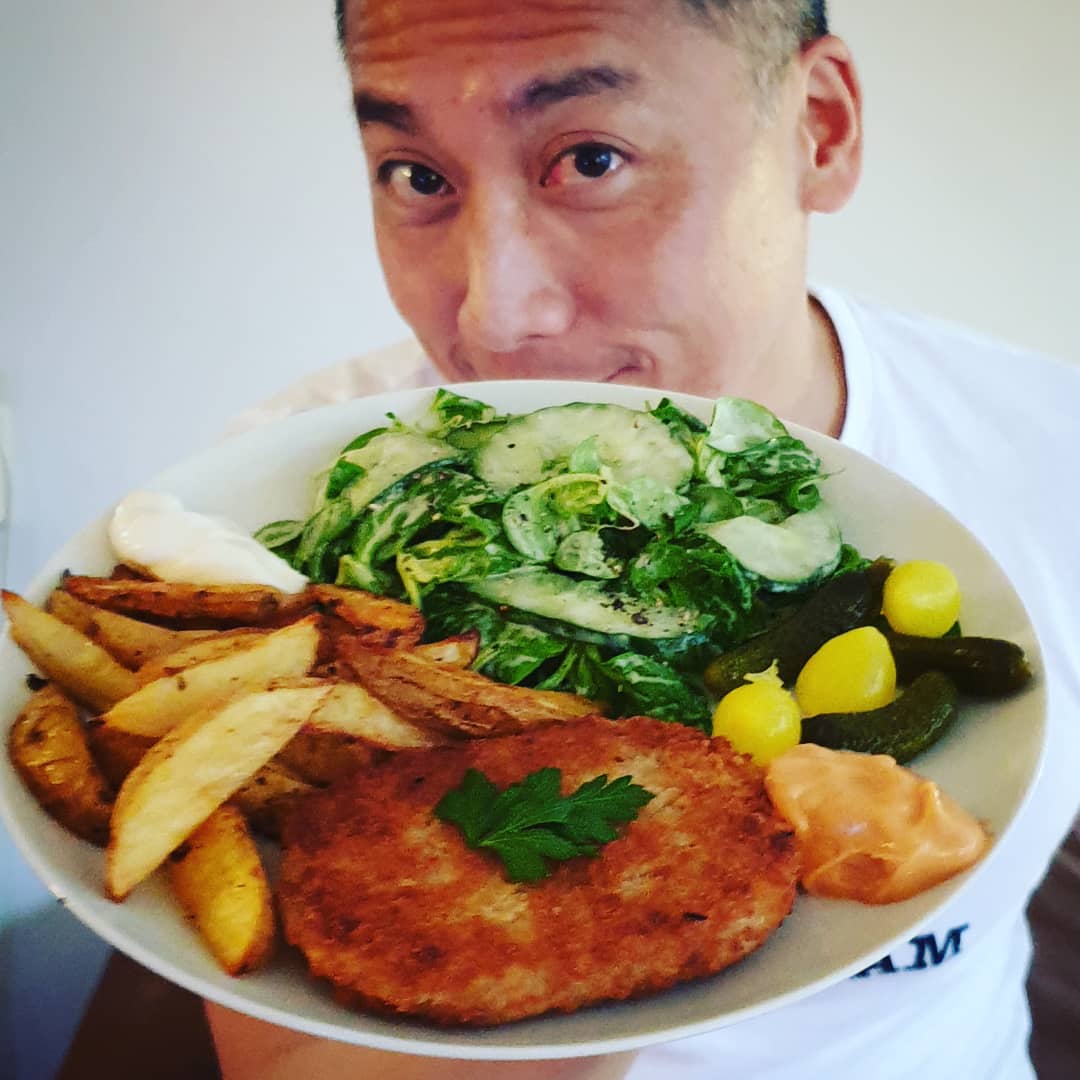 kokkiescooking's tweet photo. Cod Burger with Herby Wedges and Salad. #americanfood #fishburger #codburger #potatowedges #saladcream #fishdinner #burger #dinner #actor #actorslife #workingactor #recipe #cooking #foodporn #foodpics #foodie #homecook #homemade #homecooking #comfortfood #healthyfood #homechef https://t.co/qSFdFUCi8f
