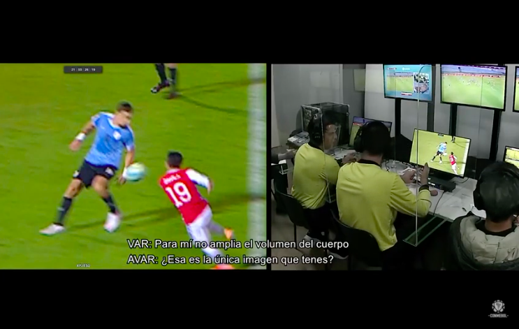 adnradiochile's tweet photo. VIDEO | Liberaron los audios del VAR del partido de Uruguay y Chile: “La pelota impacta la mano, pero está en posición natural” https://t.co/zWAFeaHJ45 https://t.co/lYJdpxNS5d