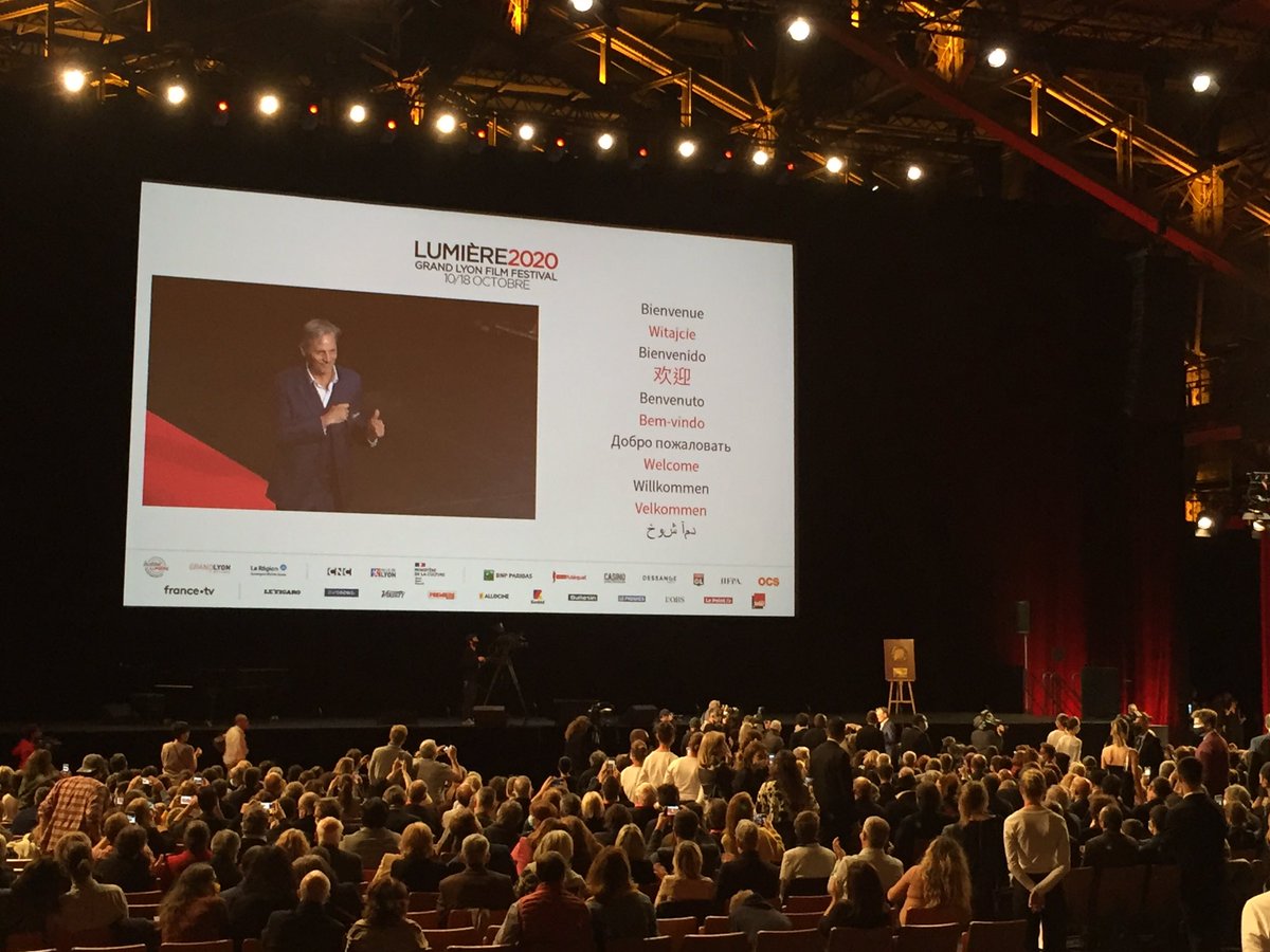 mcrogister's tweet photo. Ouverture du @FestLumiere 🎊dans une Halle Tony Garnier réduite par respect des mesures sanitaires. 😷Une cérémonie plus intimiste mais tout aussi festive et riche ! 🎉 @doc_cine #cinema #lyon https://t.co/tRJf9gu5Xo
