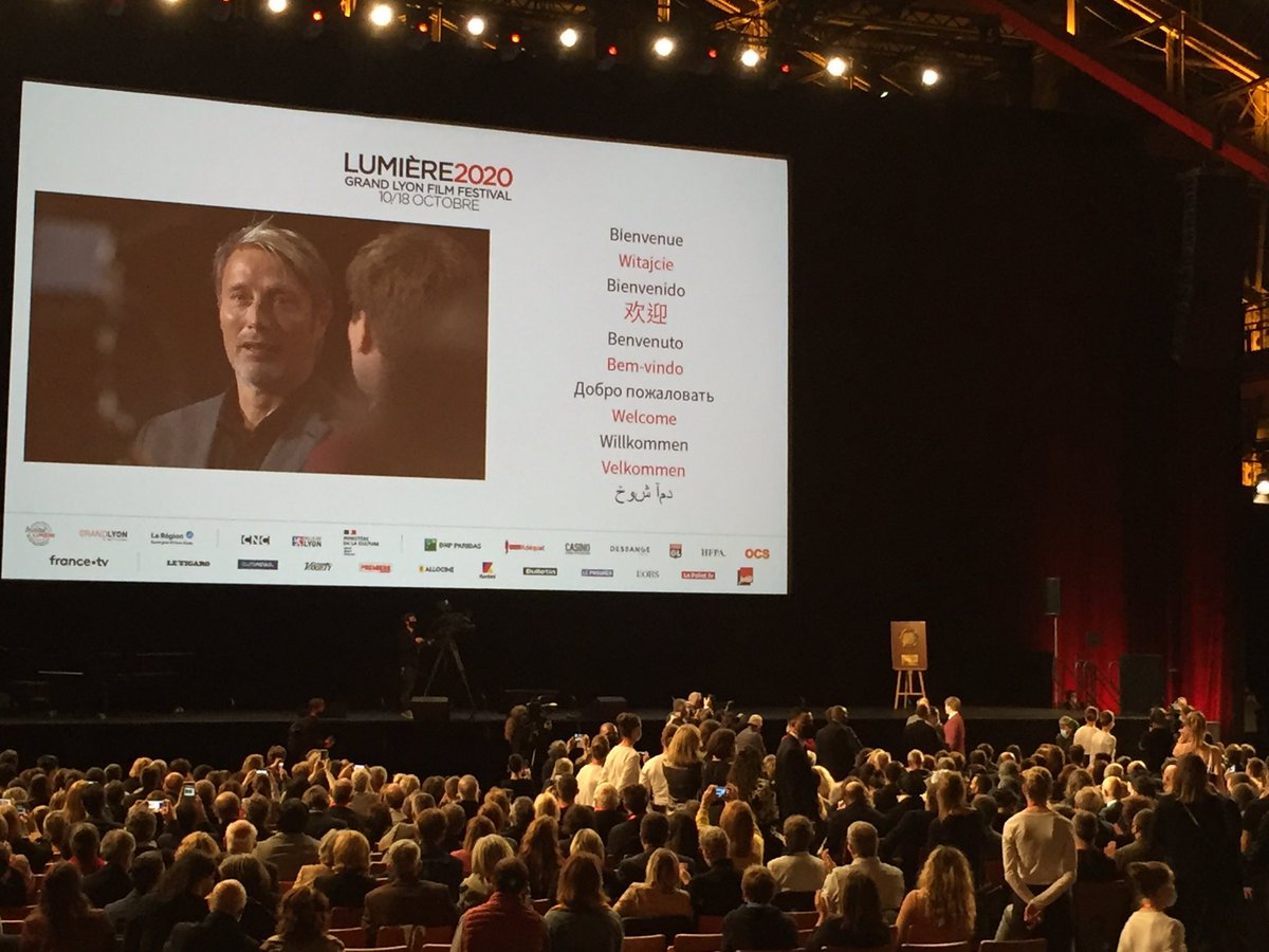 mcrogister's tweet photo. Ouverture du @FestLumiere 🎊dans une Halle Tony Garnier réduite par respect des mesures sanitaires. 😷Une cérémonie plus intimiste mais tout aussi festive et riche ! 🎉 @doc_cine #cinema #lyon https://t.co/tRJf9gu5Xo