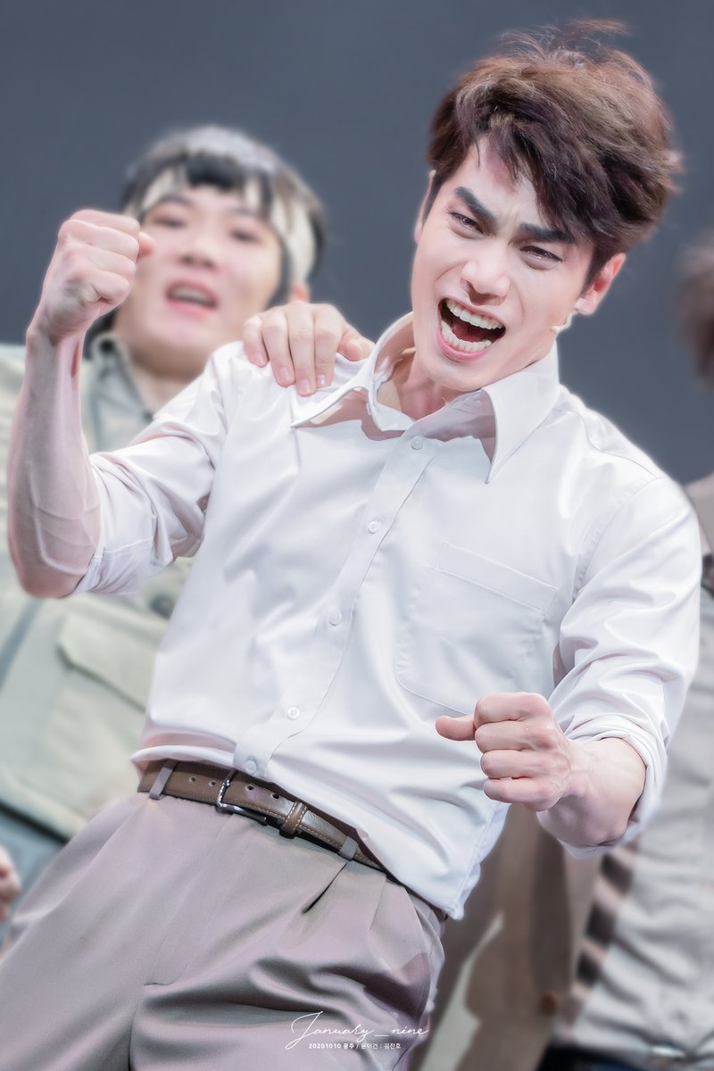 January__nine's tweet image. 201010 뮤지컬 광주 커튼콜
윤이건 : 김찬호 배우님

앞서서 나가니 산 자여 따르라