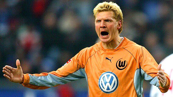 Effenberg passerait une saison de plus en Bundesliga, capitaine de Wolfsburg où il a eu Jürgen Röber, avant de baisser le rideau à Al-Arabi du Qatar.
