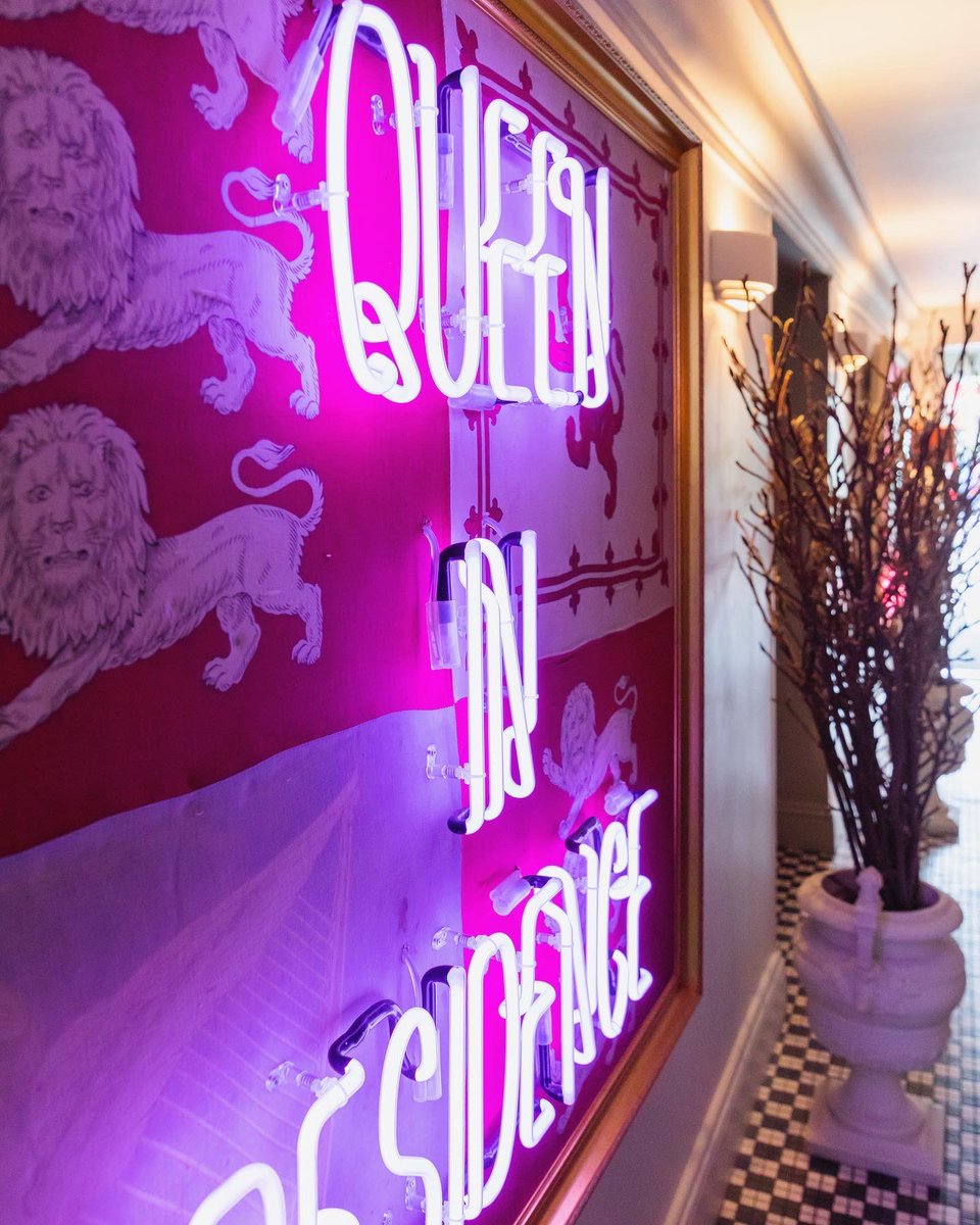 VilladiGeggiano's tweet image. Martini time🍸with the wonderful “Heaven Sent” Marilyn Monroe by one of our Resident Artists @ILLUMINATINEON 👩🏻‍🎤
All works are available for sale! 

#supportingcreativity #ibelieveinart #artiswork #residentartists #loveart #art #neonart #neonartwork #artandfood #localartist