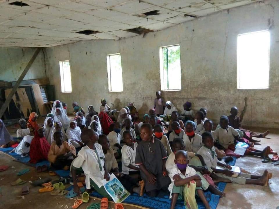SaharaReporters's tweet photo. PHOTONEWS: Pupils In President @MBuhari's State, Katsina, Sit On Bare Floor, Learn In Classrooms With Leaky Roof

📷:DW Hausa/Katsina City News https://t.co/yhPF2gNmm1