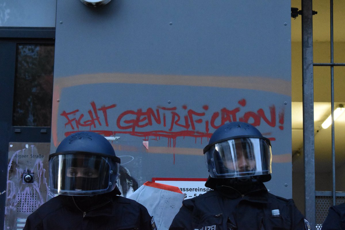 Am Freitag den 9. Oktober 2020 wurde das anarcha-queerfeministische Hausprojekt #Liebig34 geräumt.

📸Meine Fotos von der Räumung und den morgendlichen Protesten:
flickr.com/photos/1861158…
#liebig34lebt #Berlin #b0910 #Liebig34verteidigen