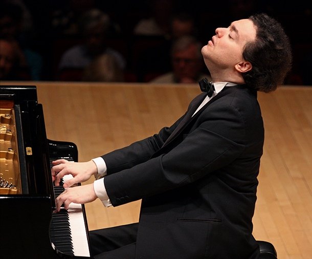 Композитор вольфганг моцарт. Кроссворд на тему композиторы. Почему моцарт называл одного композитора папашей. Бах органист. Как играют композиторы.