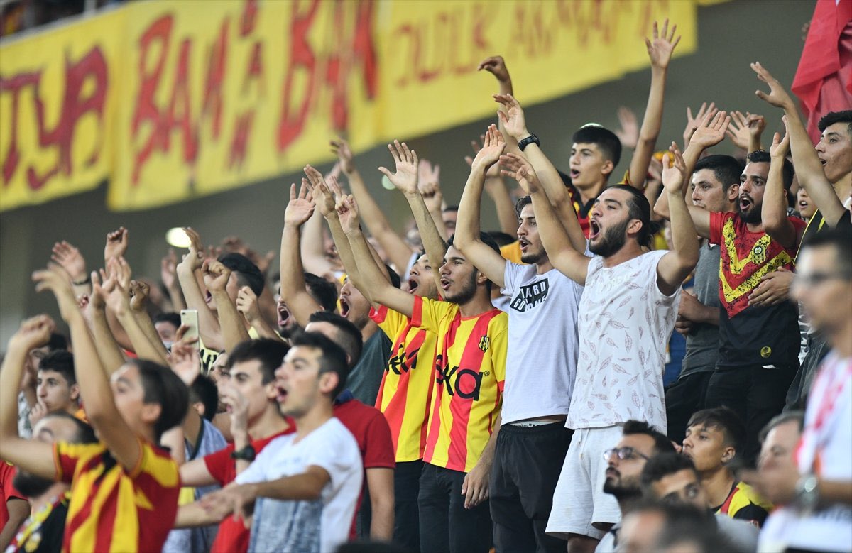 Sen varsın yanımda yalnız değilim! 💛🖤❤️