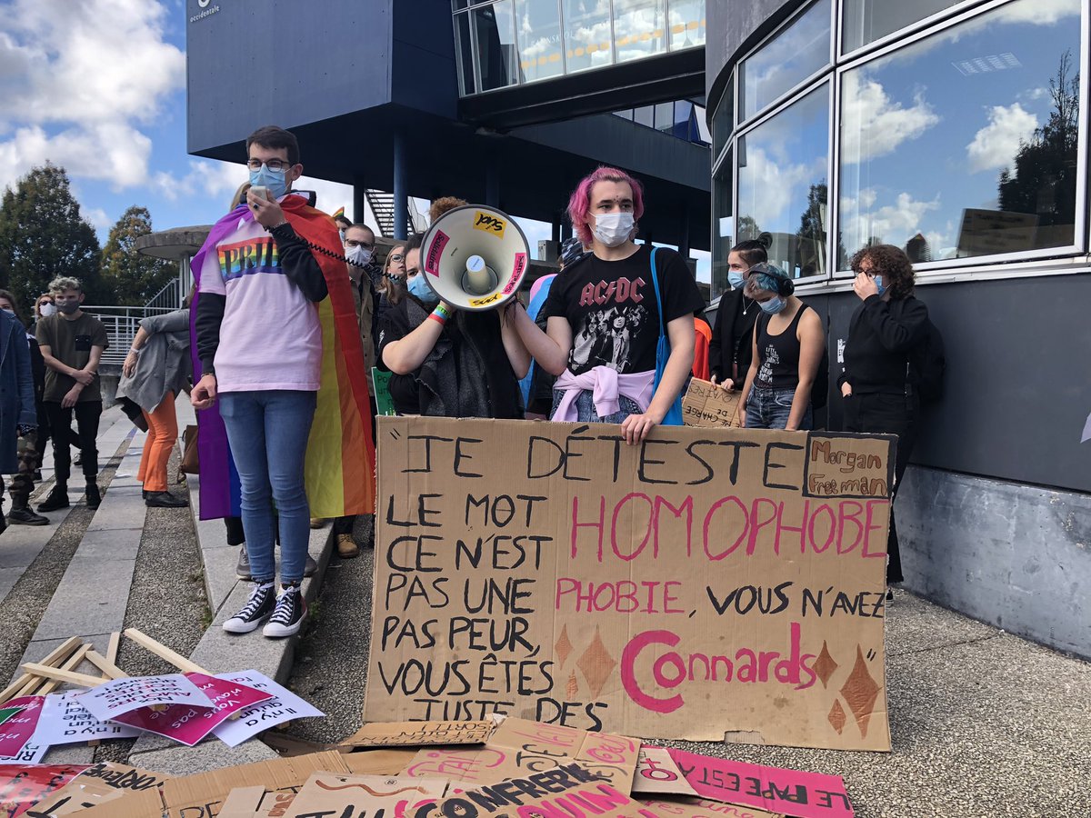 Ce samedi 10 octobre, devant la fac Segalen, à #Brest, la « riposte contre la Manif pour tous ». Près de 500 personnes aux couleurs arc en ciel pour beaucoup. Objectif: se diriger vers les manifestants anti loi bioéthique au cours d’Ajot.