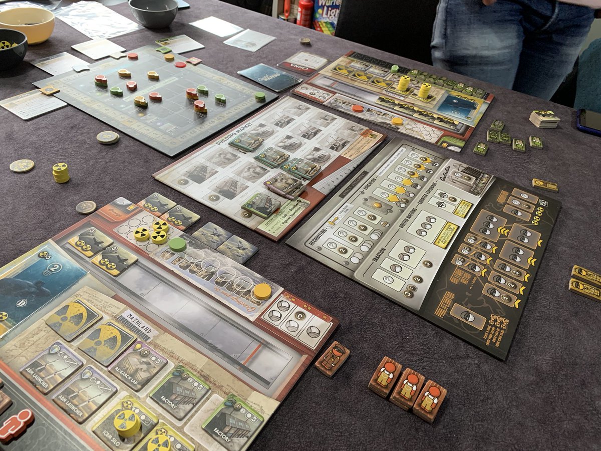 eimosfromfield's tweet photo. Un futuro renacentista italiano nos esperaba en las ciudades de #Influentia y con el dinero ganado a fabricar bombas en #ManhattanProject2.Ya sin Pablo nos fuimos a Nottingham a buscar a #RobinOfLocksley y nos encontramos inmersos en #FantasyRealms. Gran mañana y mejor compañia🤗 https://t.co/JSoRroSYA8