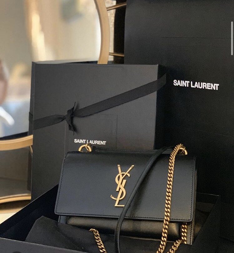 raniiiaaa13's tweet photo. Les sacs Yves-Saint Laurent y sont trop classe !!! 😍😍 https://t.co/nlFjkrhqpZ
