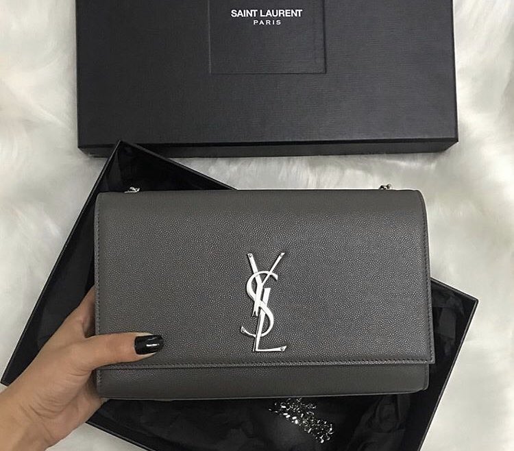 raniiiaaa13's tweet photo. Les sacs Yves-Saint Laurent y sont trop classe !!! 😍😍 https://t.co/nlFjkrhqpZ