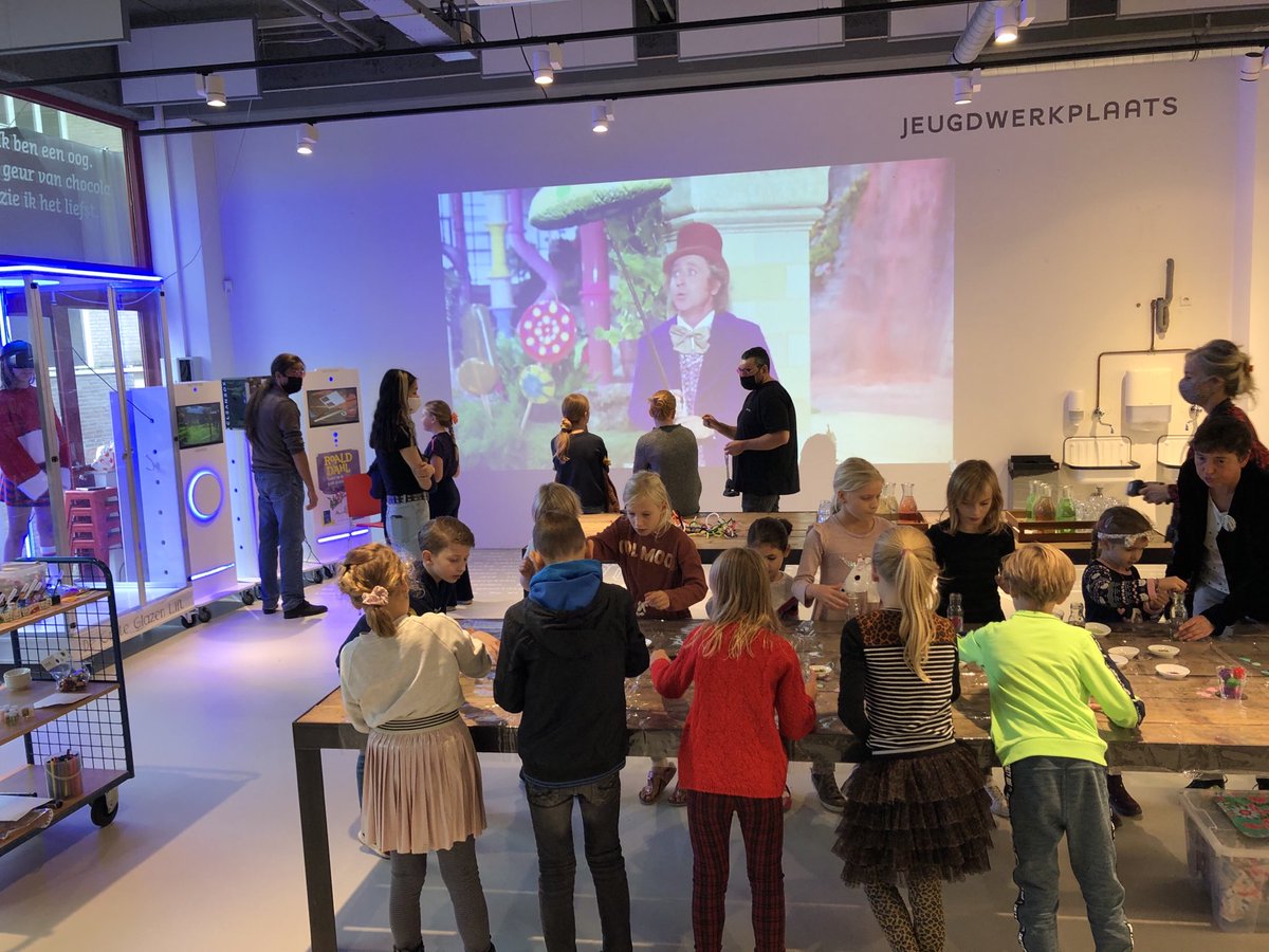erna_biebgouda's tweet photo. De 100ste druk van Sjakie en de Chocoladefabriek wordt door uitgever Anne Zegers @fonteinjeugd overhandigd aan onze eigen Jackie ⁦@Chocolafabriek⁩. Weer een aanwinst voor de collectie ⁦@biebgouda⁩ #leesplezier #kinderboekenweek https://t.co/8TNydceBu9