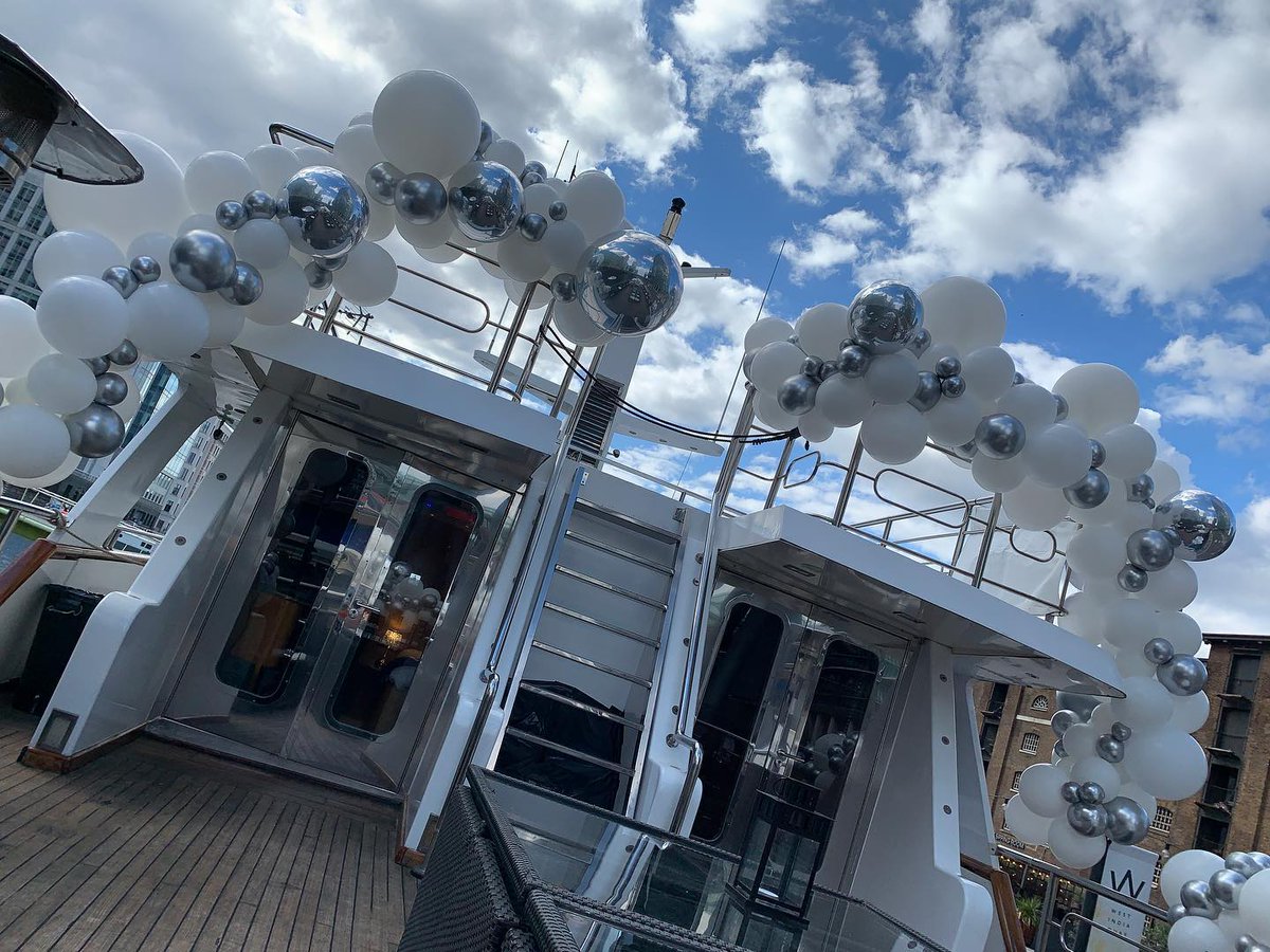 castleballoons's tweet photo. 🛥 ⚪️✨YACHT STYLE✨⚪️ 🛥 

Mirror Metallics on this beautiful yacht 🛥 What a fantastic party venue! The perfect insta location with ever changing backdrops! 📸🤳@absolutepleasure_yacht 

#partytime #balloongarland https://t.co/TWbgcnJl8k