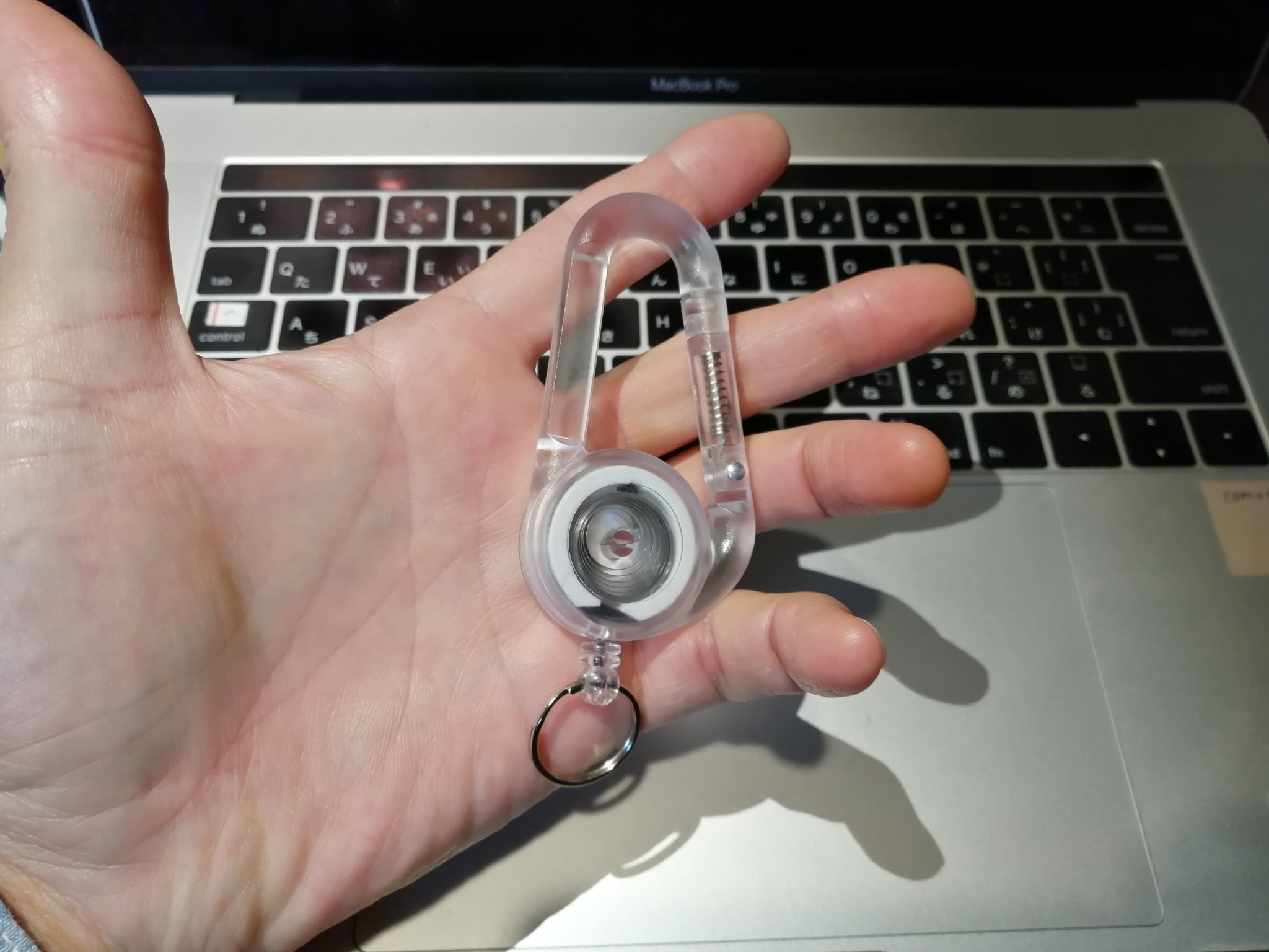 はーしま ダイソー コードリール付きカラビナ安すぎ最高です 以前紹介した事ありですが Diyやクロス貼りにカッターつけて失くさないようにしてます ベルトループや腰袋に付けてます ストラップ付けると 脱着や紐付けて長さ調整できるので尚良し