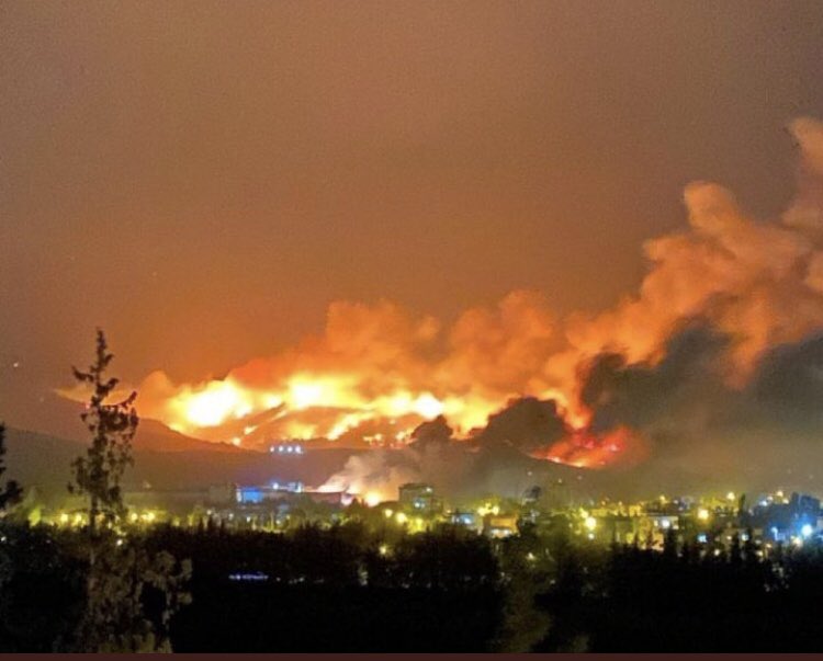 Hatay ve ilçelerinde yangınımız büyük:(
Valilik ile irtibattayız.
Bilgi toplamaya ve yapabileceklerimizi planlamaya çalışıyoruz.Evsiz kalan insanlarımız, hayvanlarımız var. Öncelikle acil ihtiyaçlarla ilgileneceğiz ve yanan ormanlarımızı yeniden kazanmak için projeler üreteceğiz.