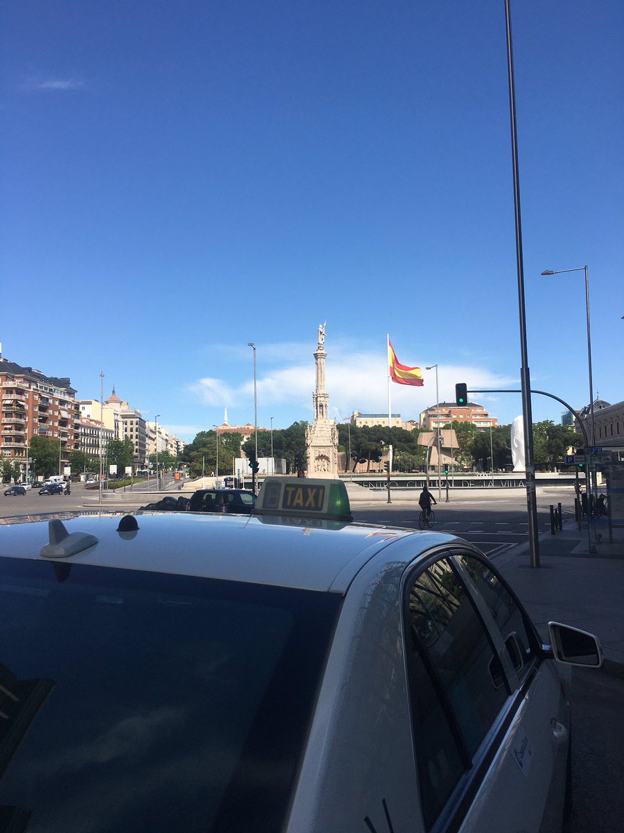 taximadridclass's tweet photo. Recomendamos la utilización del uso del Taxi libre, actualmente la flota de taxis de Madrid están libres utilízalos en tus traslados. Solo es bajar de casa levantar la mano 🙋‍♀️ y listo mas rápido imposible. Recuerda Taxi solo hay uno es blanco y raya roja. Que no te confundan. https://t.co/YjBoPWZMrk