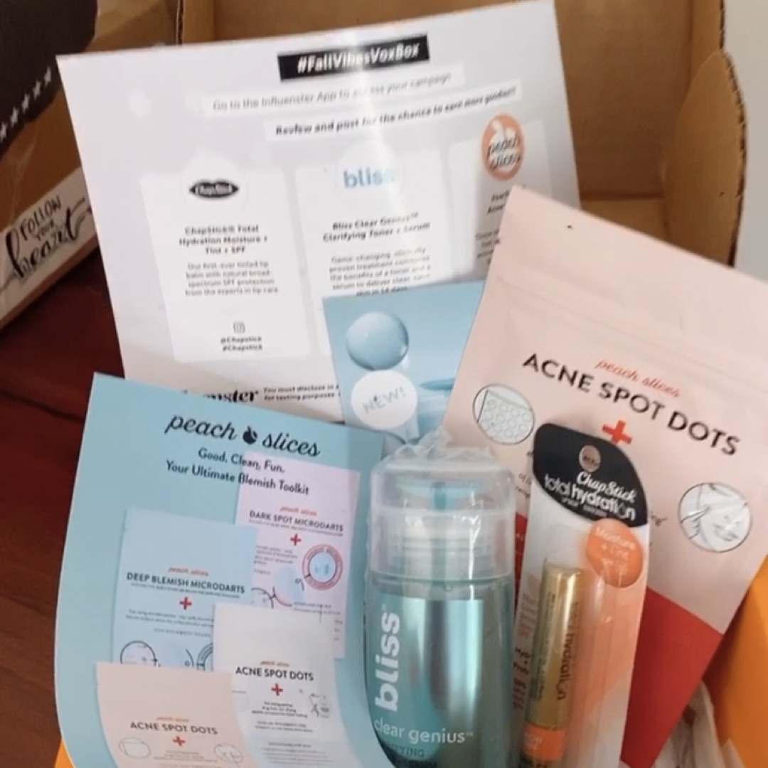 AnnaCatalinaDel's tweet photo. Fall weather is here 🍂 #complimentary @Influenster. This box box has you covered to maintain a glow and heathy skin + lips. https://t.co/8VUZsNcpZw