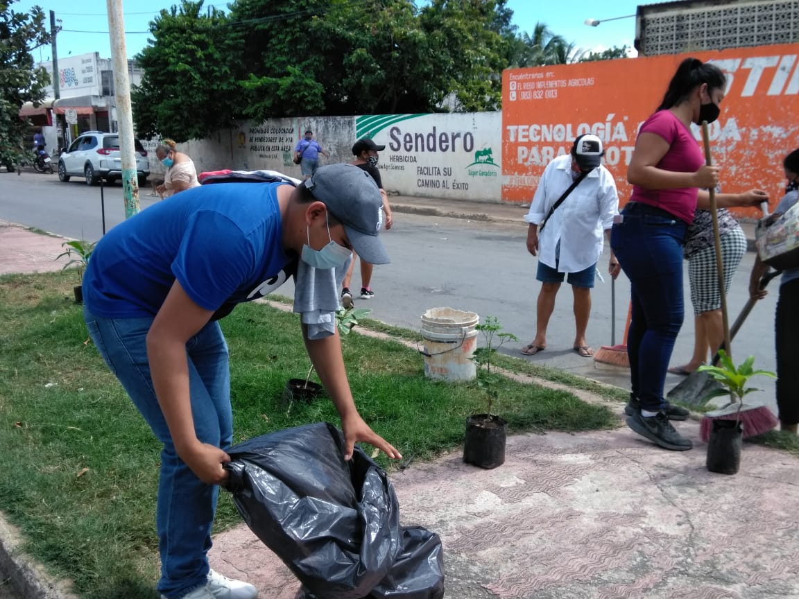 No cabe duda que la "Unión hace la fuerza" y un claro ejemplo son los "Vendedores Ambulantes de la CNC" que por iniciativa propia le dieron su manita de gato a a esta emblemática avenida.

¡Gracias! por la invitación de sumarme a esta iniciativa tan importante de solidaridad.