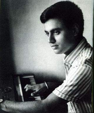 iamabbhatti's tweet photo. Remembering JAGJIT SINGH Ji who left us 9 years ago on 10th oct with so many memorable #Ghazal, songs and Bhajans .. 🙂

आज फिर दिलने एक तमन्ना की.. 
आज फिर दिलको हमने समझाया
ज़िंदगी धूप तुम घना साया...
#JagjitSingh
#DeathAnniversary https://t.co/LfoBYE2cXd