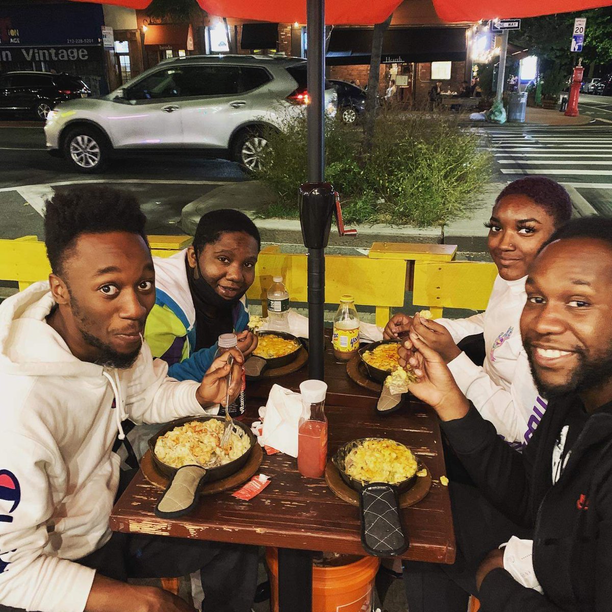 eatSMAC's tweet photo. Itโs beautiful weather out there today - perfect time to enjoy some outdoor dining with friends!
#macandcheese #qualitytime #cheesygoodness #outdoordiningnyc #castironcooking #friendship #regularcustomers https://t.co/k3LhXXCs8s